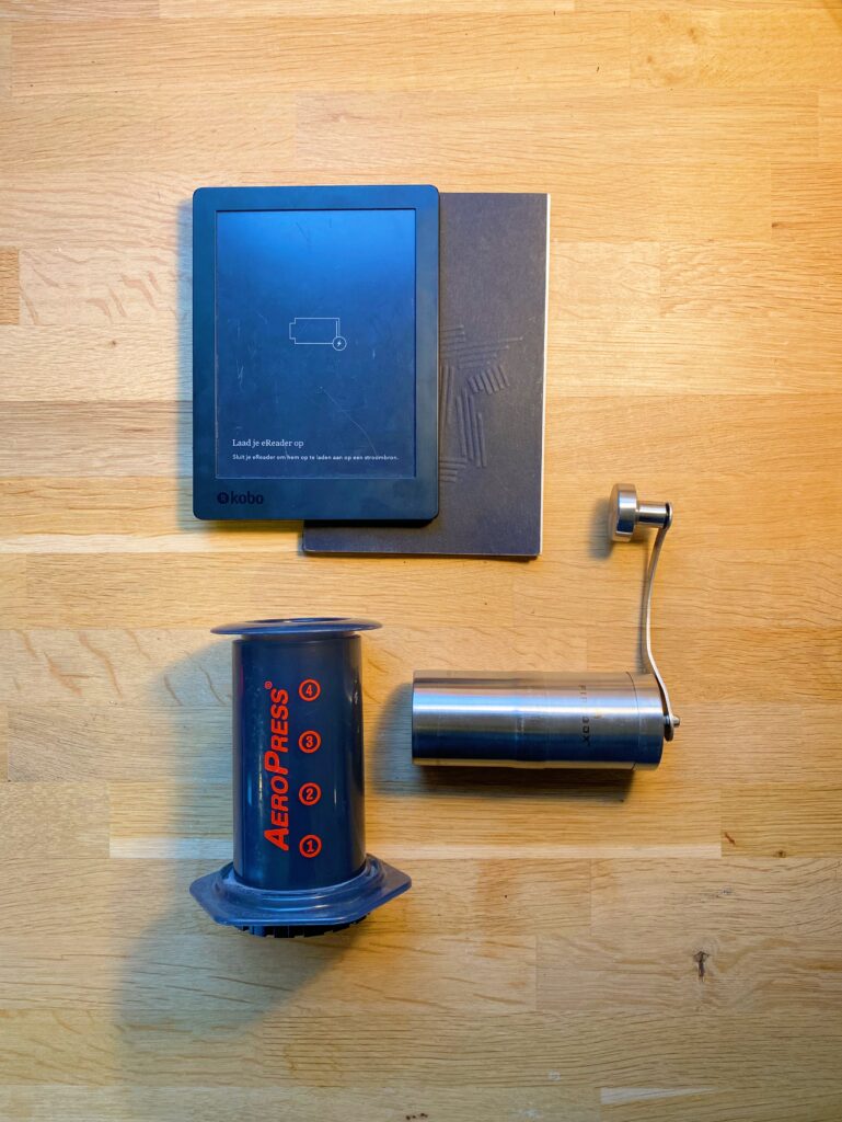 overzicht e-reader, dagboek, Aeropress en koffiemolen